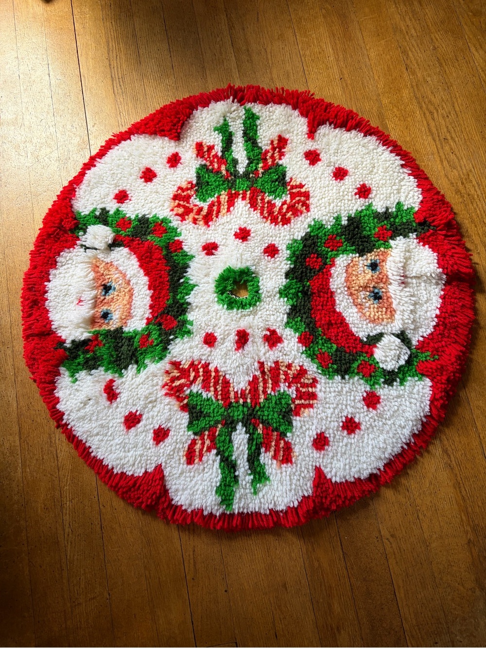 Vintage WonderArt Holiday Santa & Bow Round latch hook Tree Skirt 36”